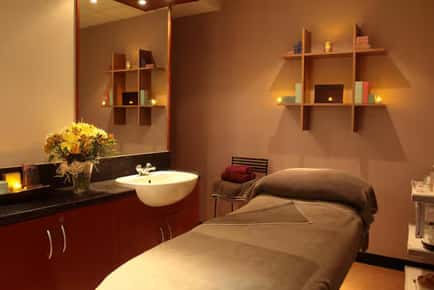 4* Hilton Strathclyde Spa Day - 2 x 25 Min Spa Treatments & Two Course Lunch