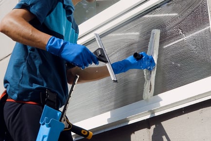 Online Window Cleaner Course - One Education