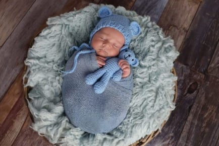 Newborn Photoshoot: Includes Props & 2 Prints