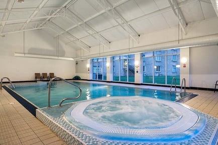 4* Cheltenham Getaway: Breakfast & Leisure Access for 2