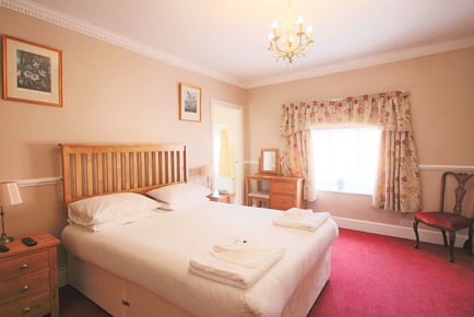 Gloucestershire Hotel: Breakfast, Wine & Late Check Out for 2