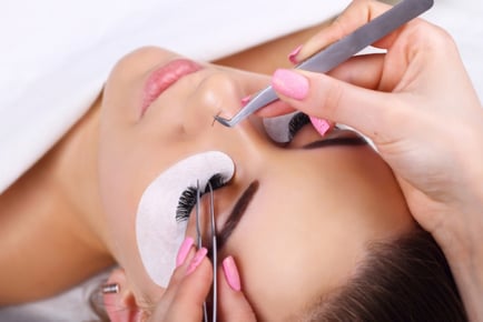 Online Eyelash Technician Course