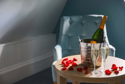 4* Warwick - Breakfast, Dining Option & Fizz For 2 - Price Drop!