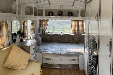 Stratford Upon Avon: Two Night Vintage Caravan Stay & Breakfast for 2
