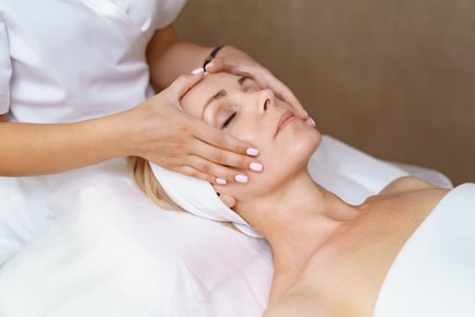 1hr Pamper Package - Hot Stone Massage and Luxury Facial: Cardiff