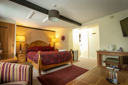 Northamptonshire Award Winning Stay for 2 - Breakfast & Prosecco