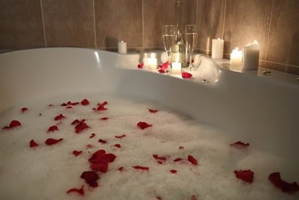 Romantic Cheshire Stay - Breakfast, Prosecco, Dinner & More for 2!