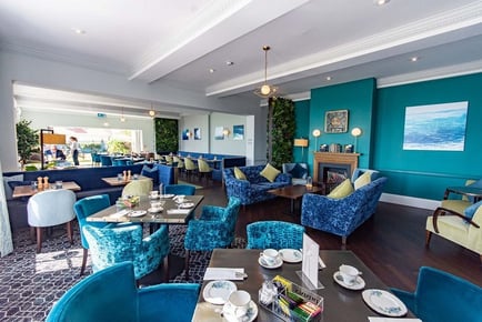 Essex: The Kingscliff Hotel Seaside Stay & Breakfast for 2