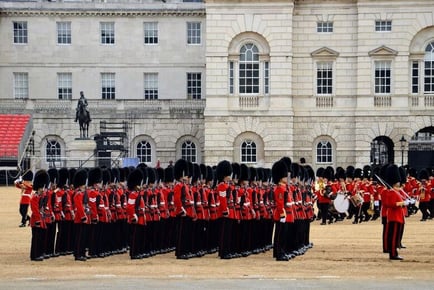 Murder Mystery Hunt by Buckingham Palace For 2 - 4 People