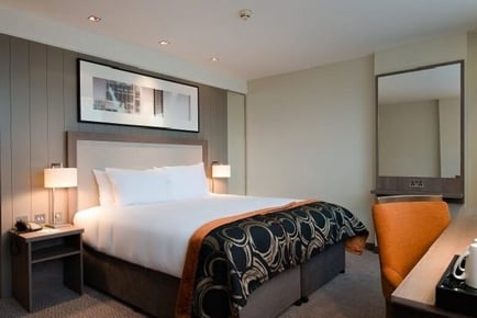 4* London Stay at Clayton Hotel Chiswick- Breakfast & Prosecco