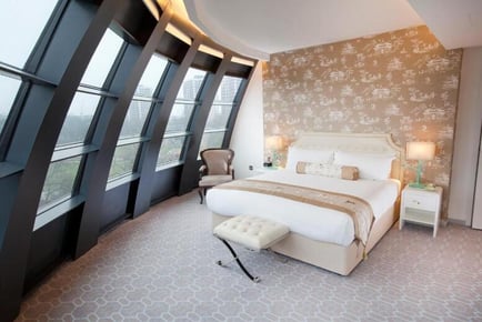 London Break: 3* or 4* Hotel Stay & Evening Thames River Cruise
