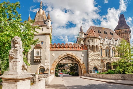 4* Budapest City Break: Central Hotel Stay & Flights- optional Evening River Cruise with Fizz!