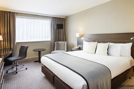4* Crowne Plaza Glasgow Stay For 2: Leisure Access & Parking - Three Course Dining Upgrade!