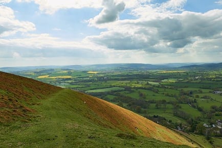 Shropshire: 2-night 4* Luxury Glamping Break & Outdoor Hot Tub - For Up To 4