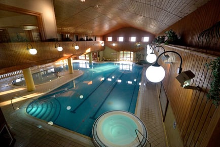 Spa Access, 25 min Treatment, Bubbly & Cream Tea - 2 Options