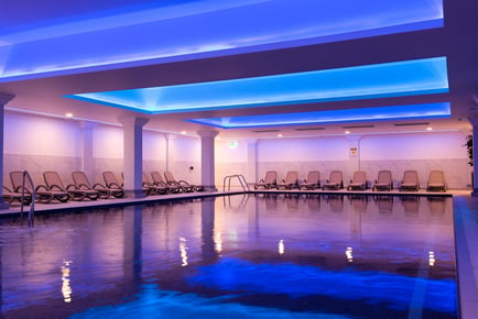 4* Greenwoods Spa Day, 2 Course Lunch & £10 Voucher - Essex