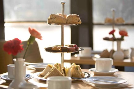 London Hotel Stay & Panoramic London Bus Tour with Afternoon Tea for 2