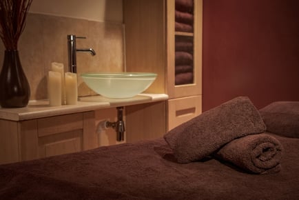 4* Hampshire Court Luxury Spa Day: 2 x 25 Min Treatments, Spa Access & Afternoon Tea