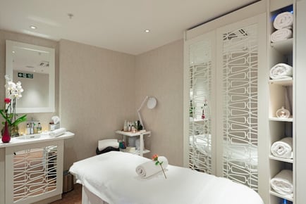 Massage with Prosecco & Chocolates at Adamo Spa, 5* Tower Suites - Tower Bridge