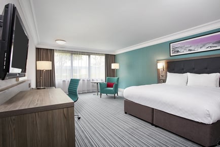 4* Leonardo Southampton Stay & Welcome Drink For 2