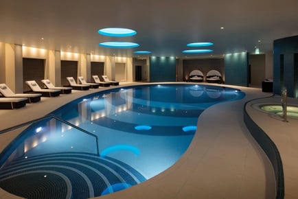 4* Leonardo Hotel Hinckley, Leicestershire Festive Family Stay For 4 - Breakfast, Dinner, Wine & Cordial!