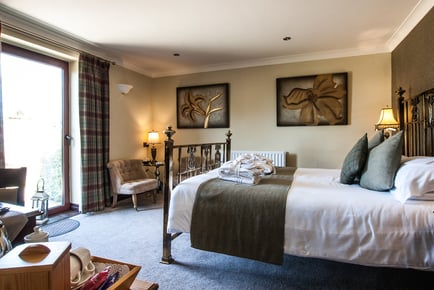 4* Peak District Spa Stay for 2 - Breakfast, Spa Access or Spa Voucher - Three Horseshoes Country Inn and Spa