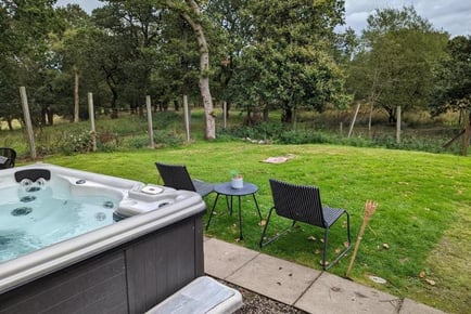 Antonine Wall Cottage Stay & Hot Tub Access For 4