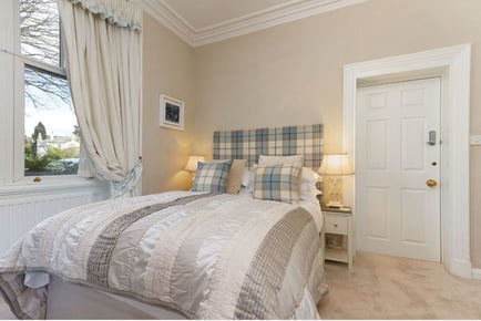 4* Windermere: 2-Night Stay, Breakfast & Prosecco for 2 - Dinner Upgrade!