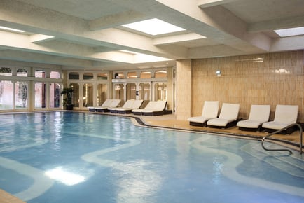 4* Mercure Walton Hall Spa Day With 50-Min Treatment, Afternoon Tea, Bubbly, Robes & £10 Voucher