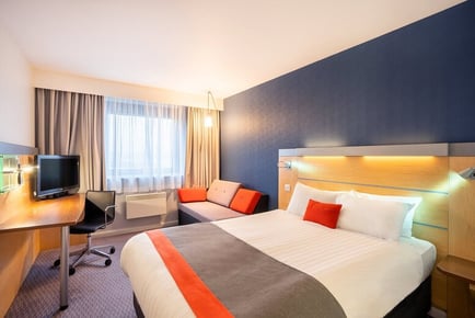 Holiday Inn Express Dundee Christmas Stay for 2 - Breakfast, Bottle of Wine and Late Checkout - 1 or 2 Nights