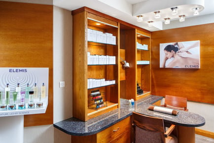 4* Cheltenham Chase Luxury Spa Day: 2 x 25 Min Treatments, Spa Access, 3 Course Lunch & Prosecco