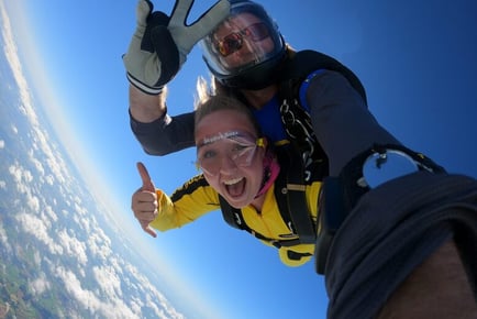 7000ft Tandem Skydive Experience with Skydive Buzz - Perfect for Gifting