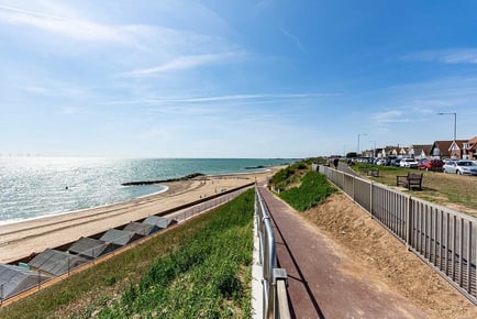 Essex: The Kingscliff Hotel Seaside Stay & Breakfast for 2