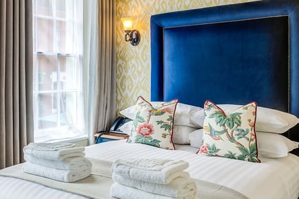 Thatchers Hotel, Surrey Stay & Breakfast for 2