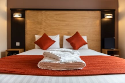 Cambridgeshire: Dragonfly Hotel Peterborough Stay & Breakfast for 2