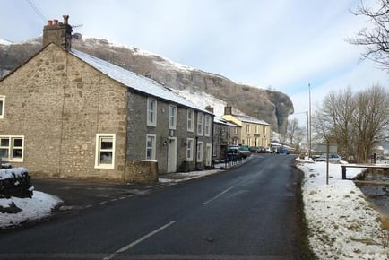 Yorkshire Dales National Park Stay - Breakfast, Dinner & Wine for 2