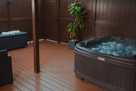 Hot Tub Experience with Pizza & Prosecco at 4* Wroxall Abbey - For 2 or 4 People