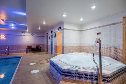 4* Spa Day with Treatment, Leisure Access, Towel Hire & Prosecco