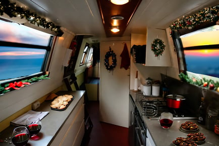 3hour Christmas Canal Cruise For 2 with Mulled Wine & Minced Pies