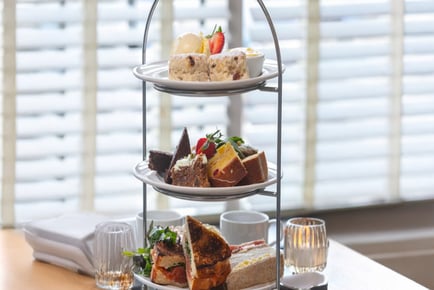 4* Dip and Dine Spa Day For 2: Afternoon Tea, Thermal Spa Access & Prosecco