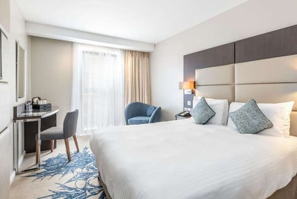 4* Mercure Edinburgh Haymarket Christmas Stay & Wine for 2 - Dinner Upgrade!