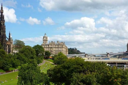 Edinburgh Hotel Break - Breakfast, Late Checkout, Wine & Bar Discount!