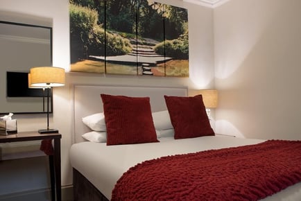 4* Mercure Surrey Hotel, Box Hill Getaway for 2 - Breakfast, Prosecco & Late Checkout!