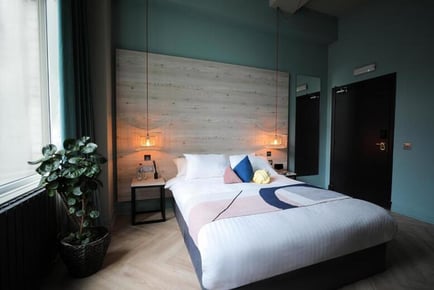 Glasgow City Centre Break for 2: Breakfast & Welcome Drink at Revolver Hotel