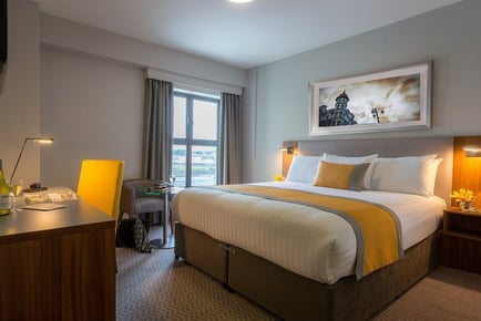 4* Maldron Hotel Derry Stay: Breakfast & Dinner for 2 with Wine & Late Checkout