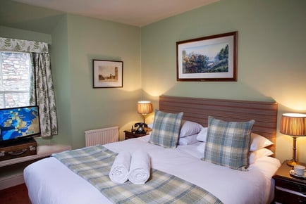 The White Hart, Somerset Stay for 2 - Bottle of Prosecco & Optional Dinner Upgrade