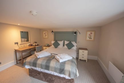 4* West Sussex Hotel Getaway For 2: Breakfast & Late Checkout!