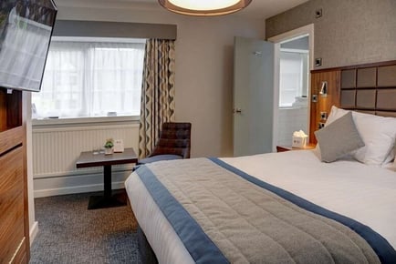 Relaxing Lancashire Country Break for 2: Award-Winning Hotel, Breakfast & Wine