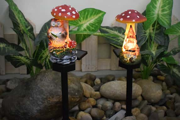 Solar-Garden-Gnome-Mushroom-Light-1