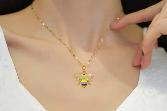 GOLD-MULTICOLOURED-CRYSTALS-AND-BEE-PENDANT-1